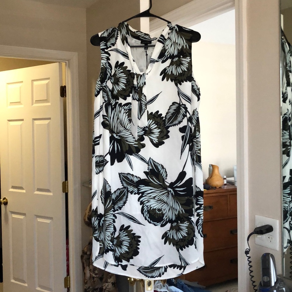 White/flower print sun dress